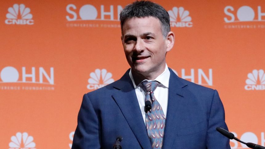 David Einhorn’s Winning Trades: Discover Which Stocks He’s Still Confident In!