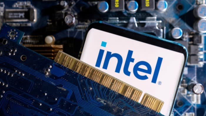 Intel’s Shockwave: 20% Stock Plunge as Tech Giant Unveils Plan to Lay Off 15,000 Employees!