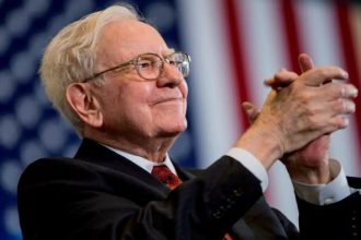 Warren Buffett’s Berkshire Hathaway Makes Waves by Halving Its Investment in Apple!