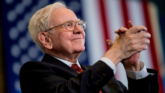 Warren Buffett’s Berkshire Hathaway Makes Waves by Halving Its Investment in Apple!