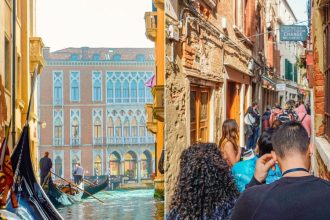 Venice’s Tourist Tax Fails to Deter Visitors: Now the Iconic City is Capping Group Sizes!