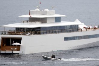 Drama on the Waves: Steve Jobs’ Iconic Yacht Venus Collides with Another Superyacht Near Naples!