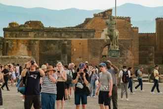 British Tourist Deeply Regrets Chiseling Their Initials into Pompeii’s Timeless History!