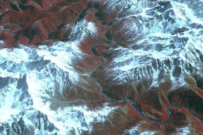 Discover the Yarlung Tsangpo: Where Earth’s Deepest Canyon Conceals a Tree Towering Over the Statue of Liberty!