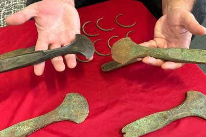 Ancient Treasure Unearthed: Stunning 3,600-Year-Old Jewelry and Weapons Discovered in Czech Republic!