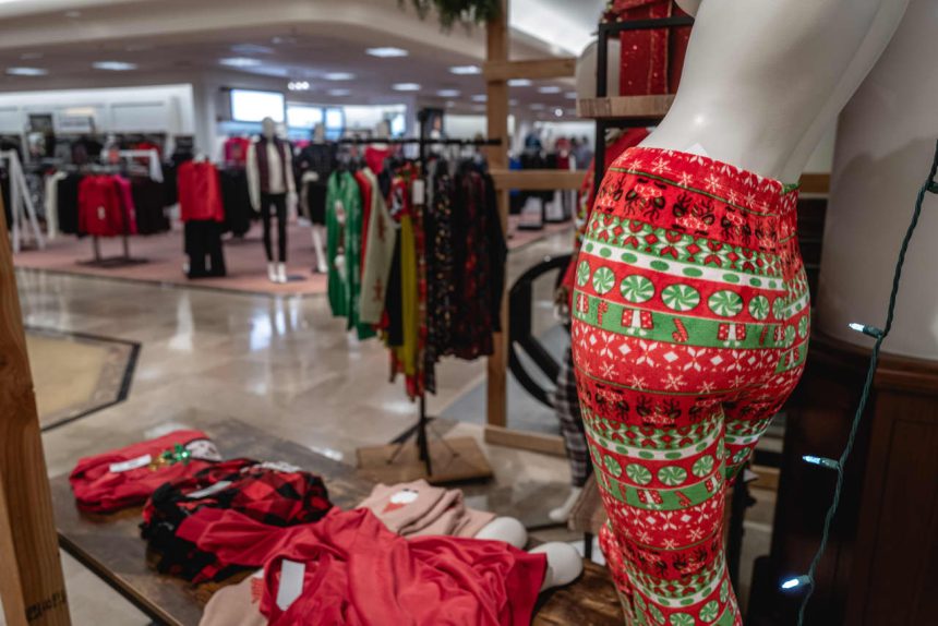 Dillard’s Shares Plunge 8.5% Following Earnings Miss Amid Declining Clothing Sales